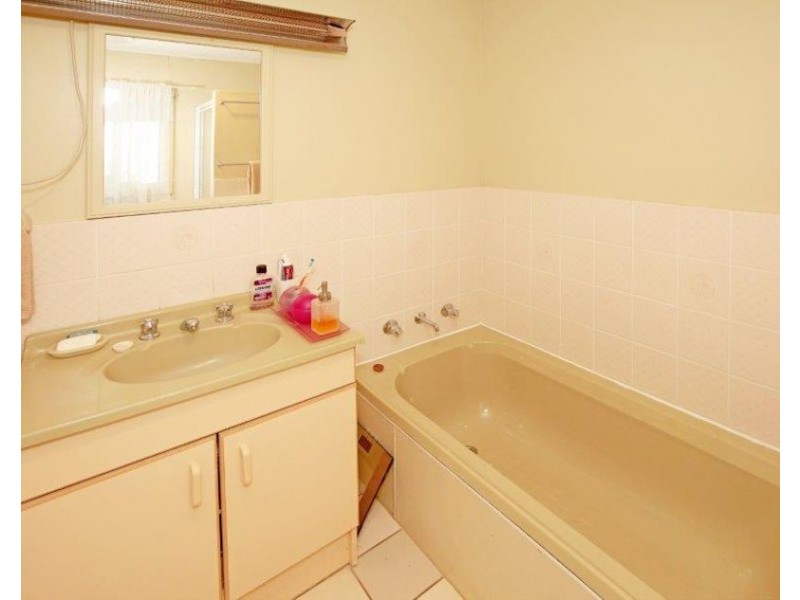 65 Hill St, Junee NSW 2663