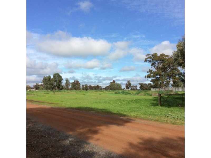 176 Green St, Lockhart NSW 2656