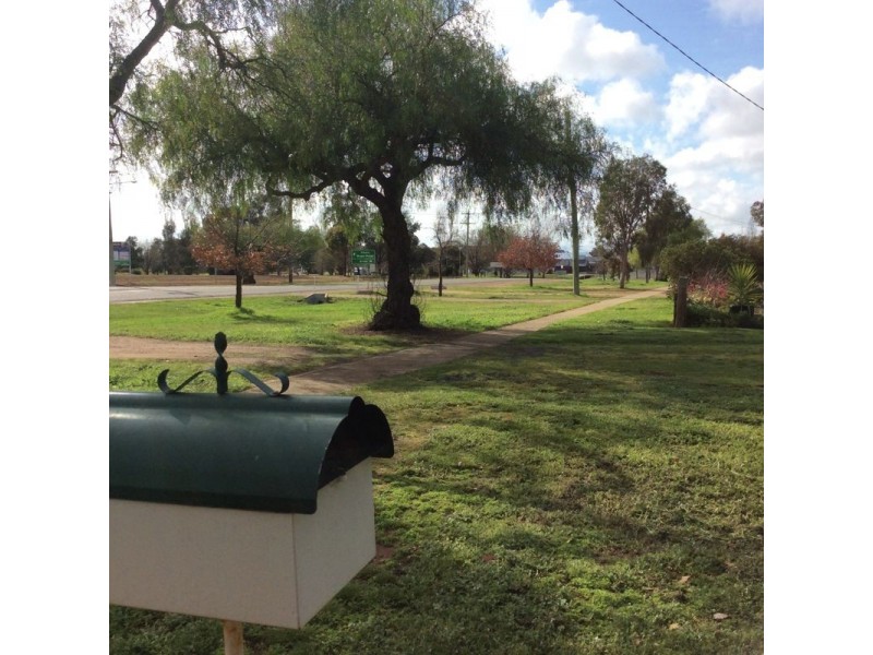 176 Green St, Lockhart NSW 2656