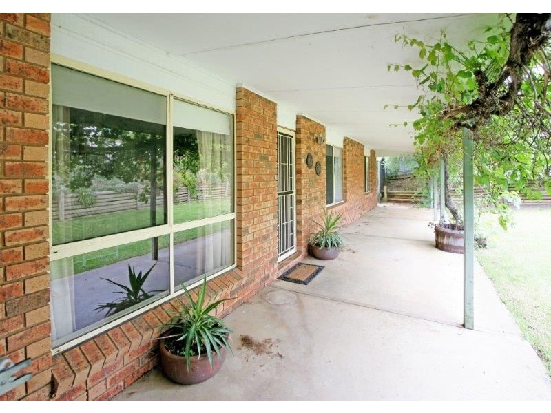 63 Commins Street, Junee NSW 2663