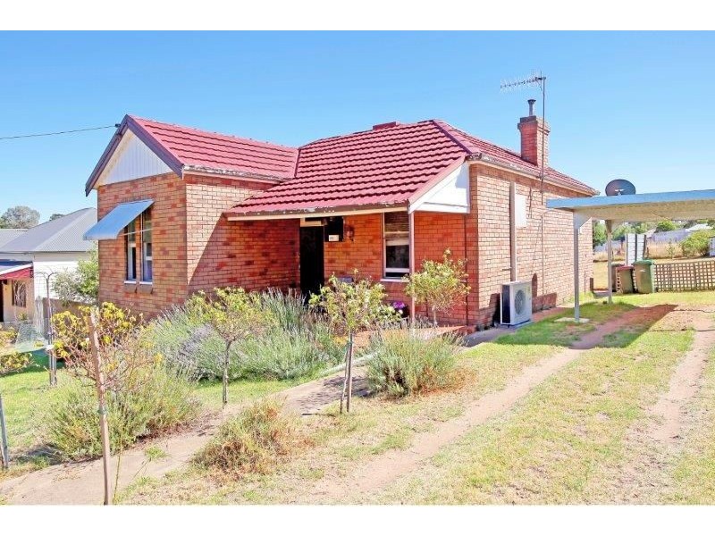 84 Hill St, Junee NSW 2663