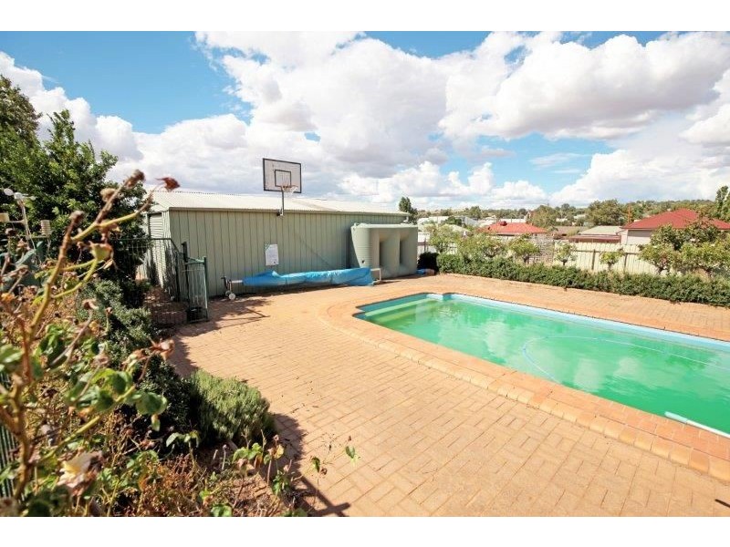 17 Pretoria Ave, Junee NSW 2663