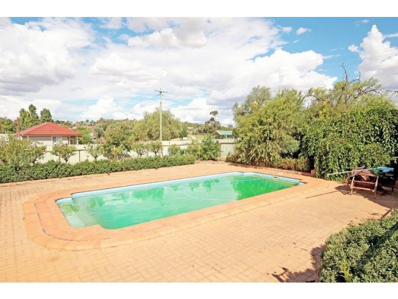 17 Pretoria Ave, Junee NSW 2663