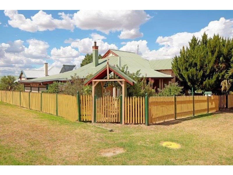 17 Pretoria Ave, Junee NSW 2663