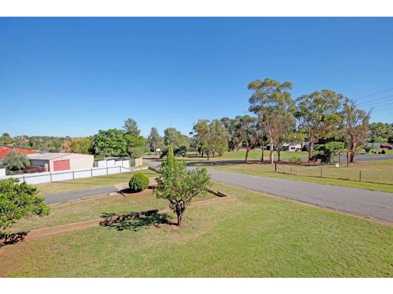 3 Golf Ave, Junee NSW 2663