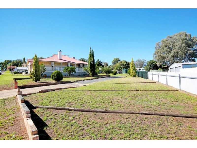 3 Golf Ave, Junee NSW 2663