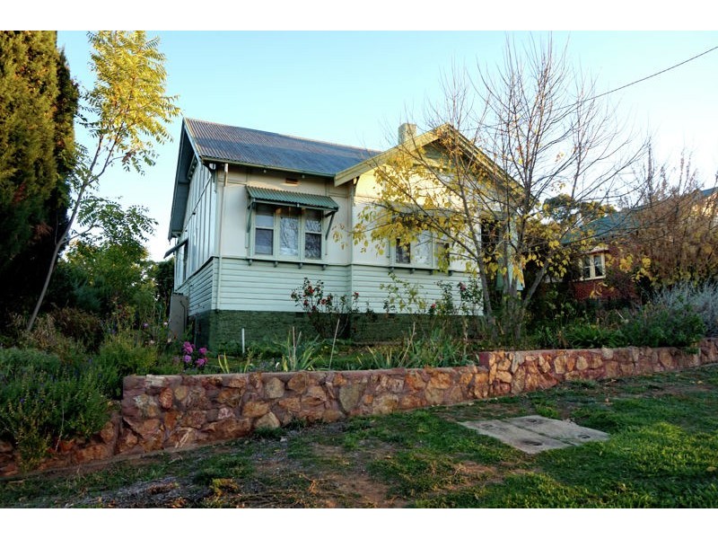 8 Gallipoli Ave, Junee NSW 2663