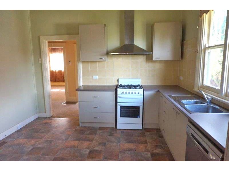 8 Gallipoli Ave, Junee NSW 2663