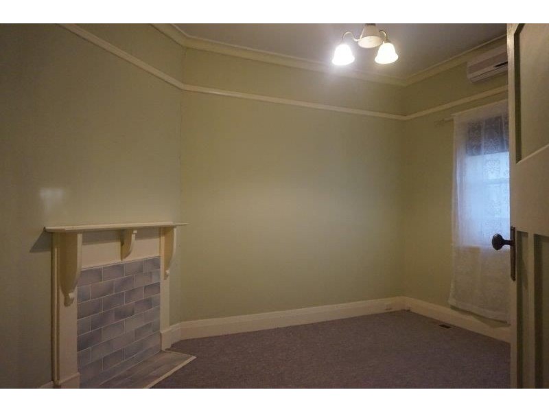 8 Gallipoli Ave, Junee NSW 2663