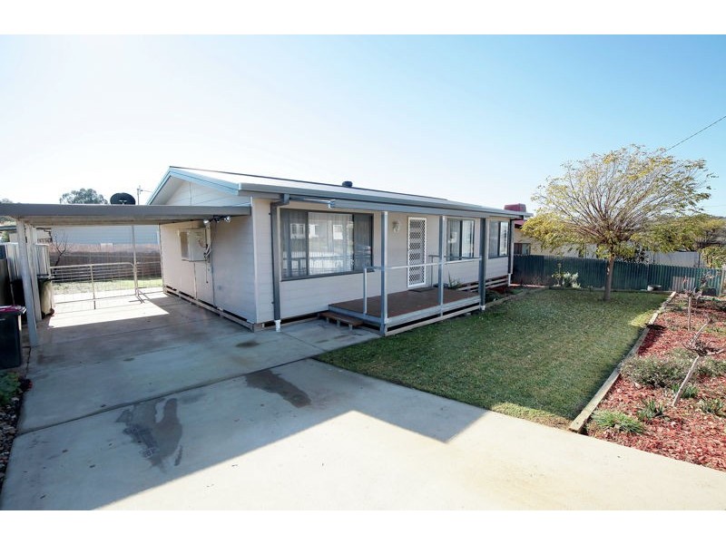 27 Percy St, Junee NSW 2663