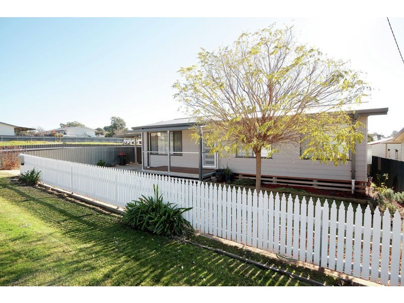 27 Percy St, Junee NSW 2663
