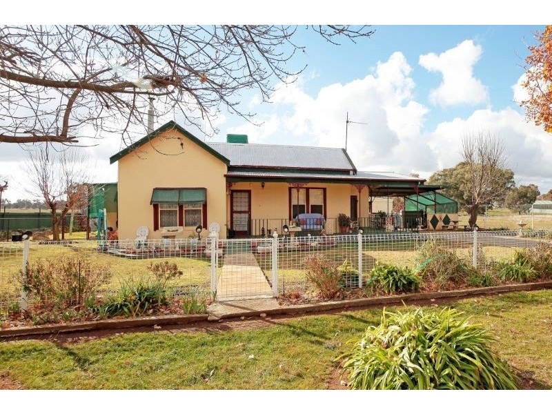 32 Broad St, Old Junee NSW 2652