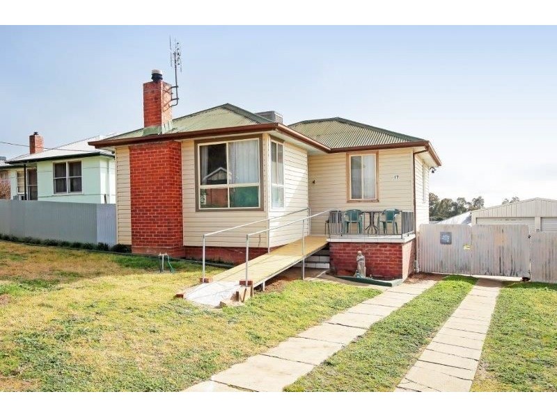 17 Anzac Ave, Junee NSW 2663