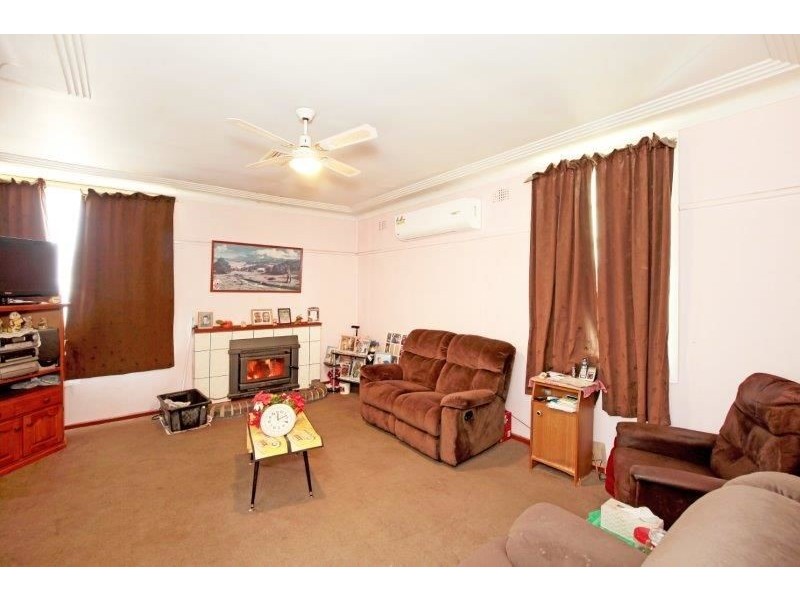 17 Anzac Ave, Junee NSW 2663