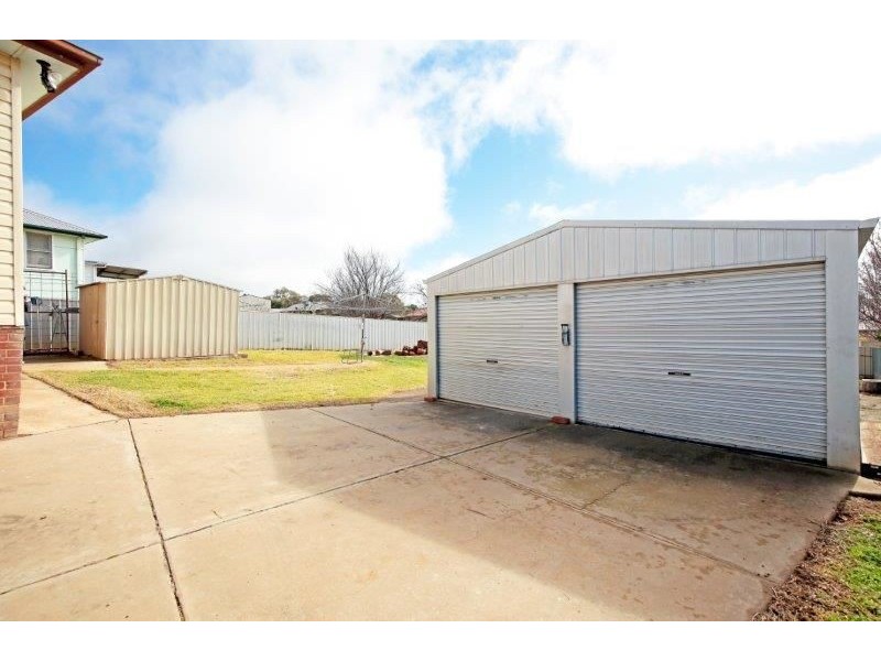 17 Anzac Ave, Junee NSW 2663