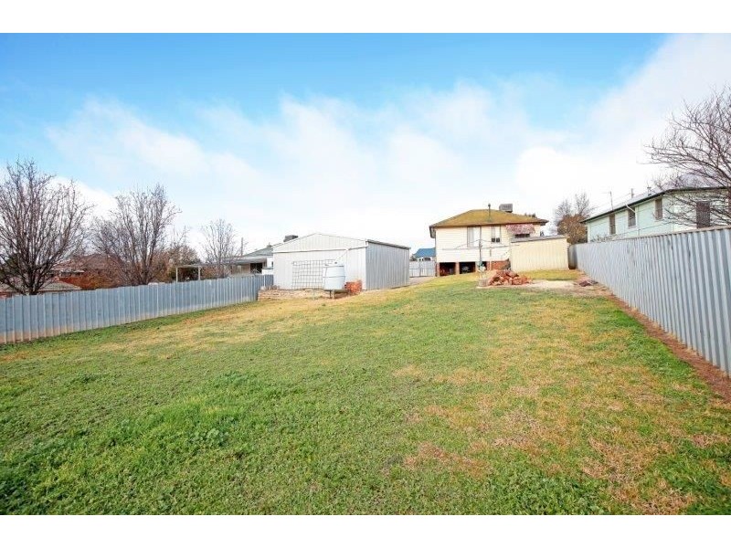 17 Anzac Ave, Junee NSW 2663