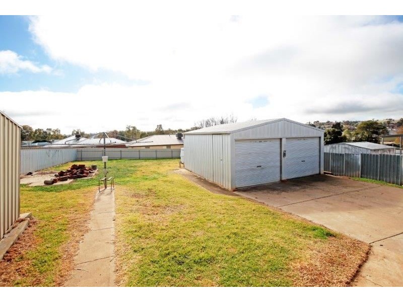 17 Anzac Ave, Junee NSW 2663
