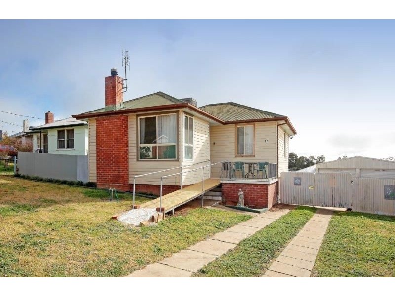 17 Anzac Ave, Junee NSW 2663