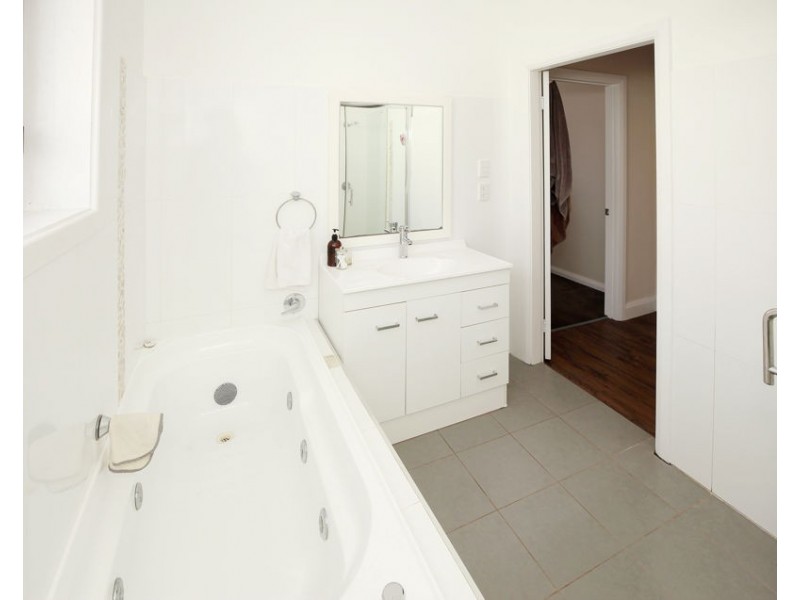 88 Main Street, Junee NSW 2663