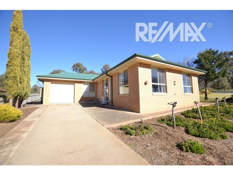 20 John Potts Drive, Junee NSW 2663