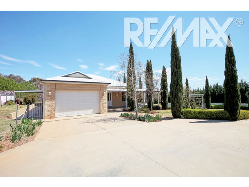 2 Loughan Rd, Junee NSW 2663