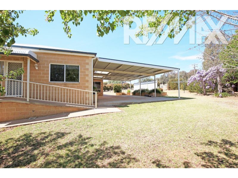 2 Loughan Rd, Junee NSW 2663