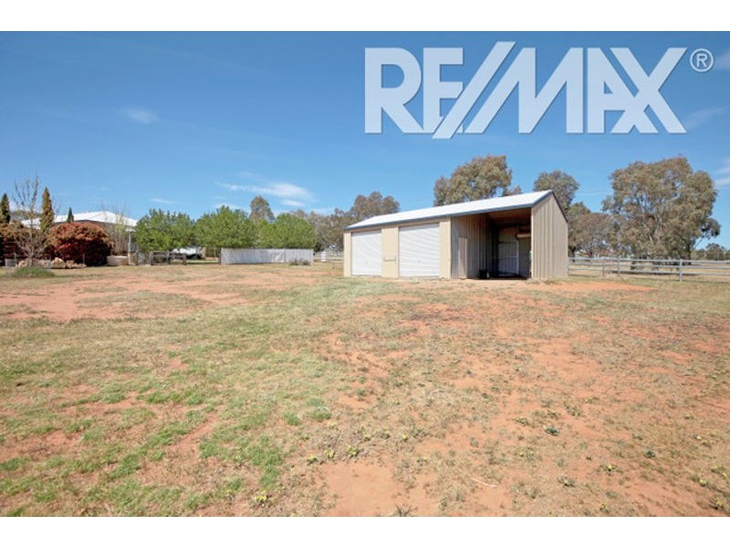 2 Loughan Rd, Junee NSW 2663