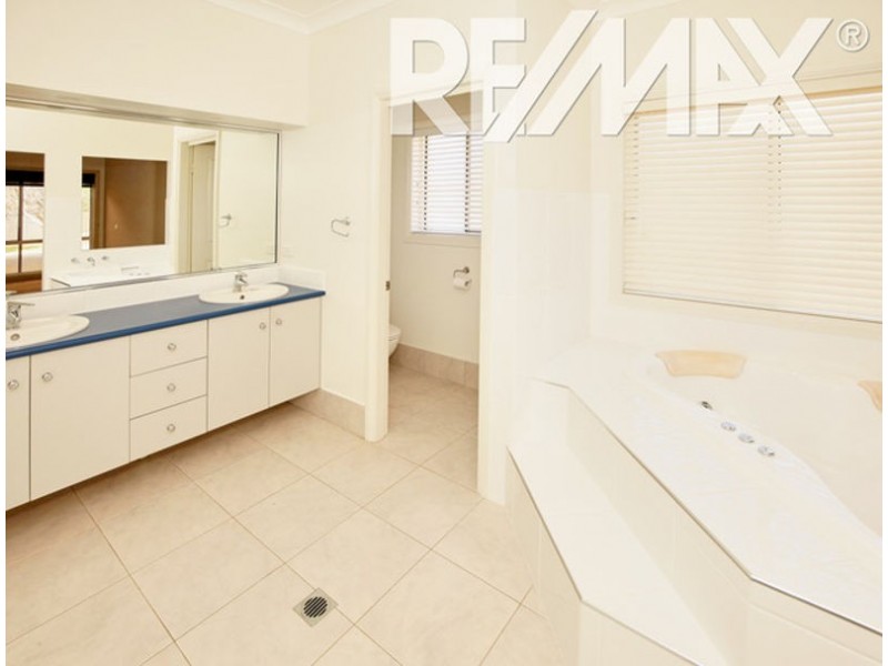 2 Loughan Rd, Junee NSW 2663