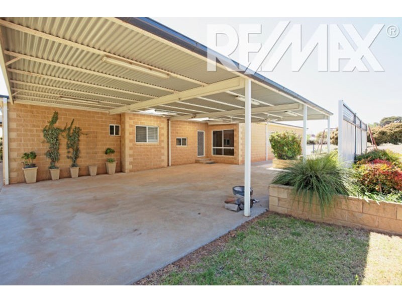 2 Loughan Rd, Junee NSW 2663