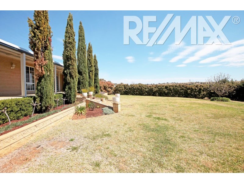 2 Loughan Rd, Junee NSW 2663