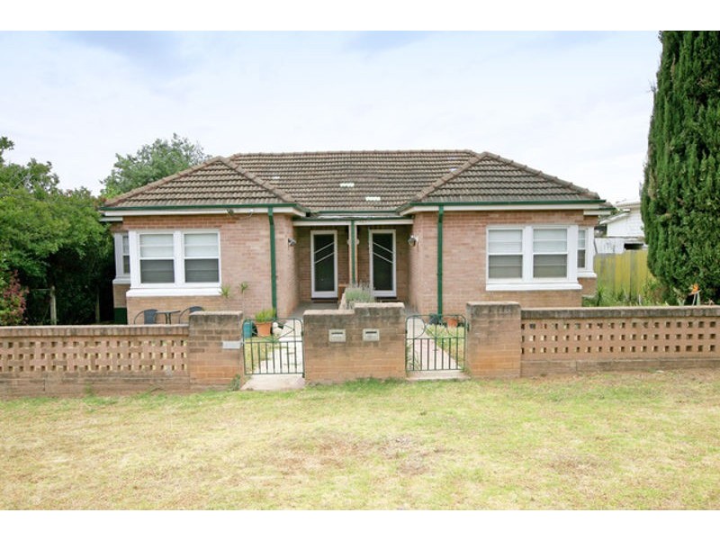 29 A & B Bolton St, Junee NSW 2663