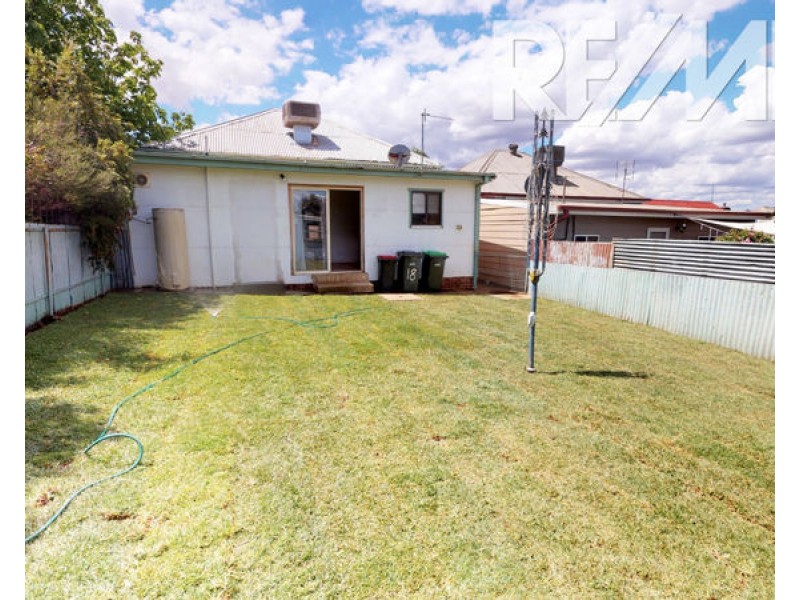 18 Kemp St, Junee NSW 2663
