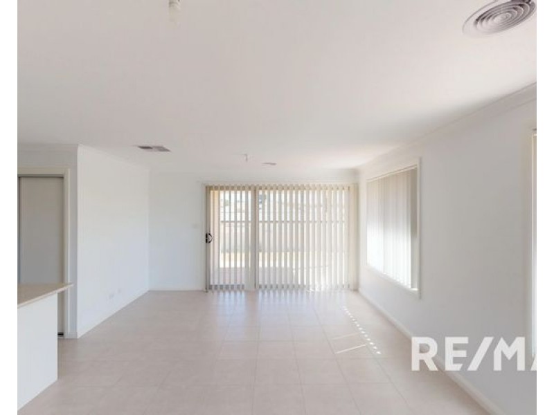 2 Hilton Place, Junee NSW 2663