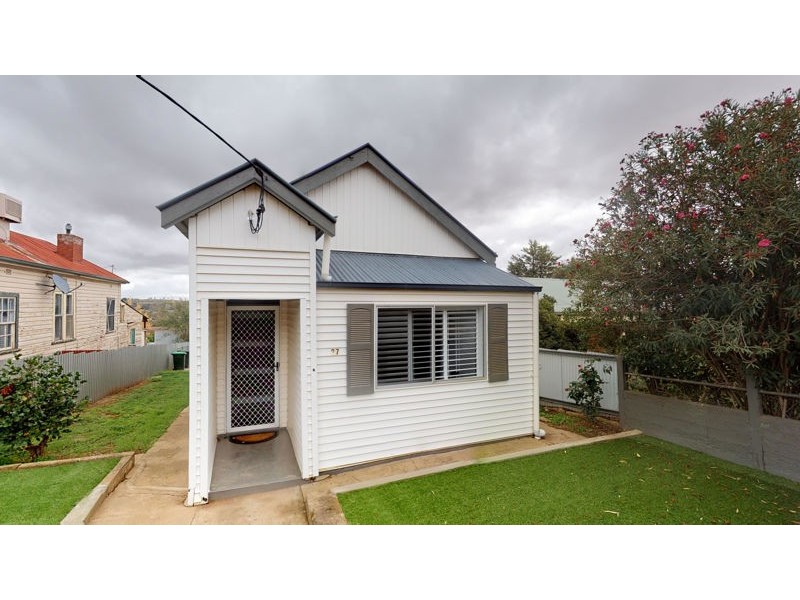 27 Commins Street, Junee NSW 2663