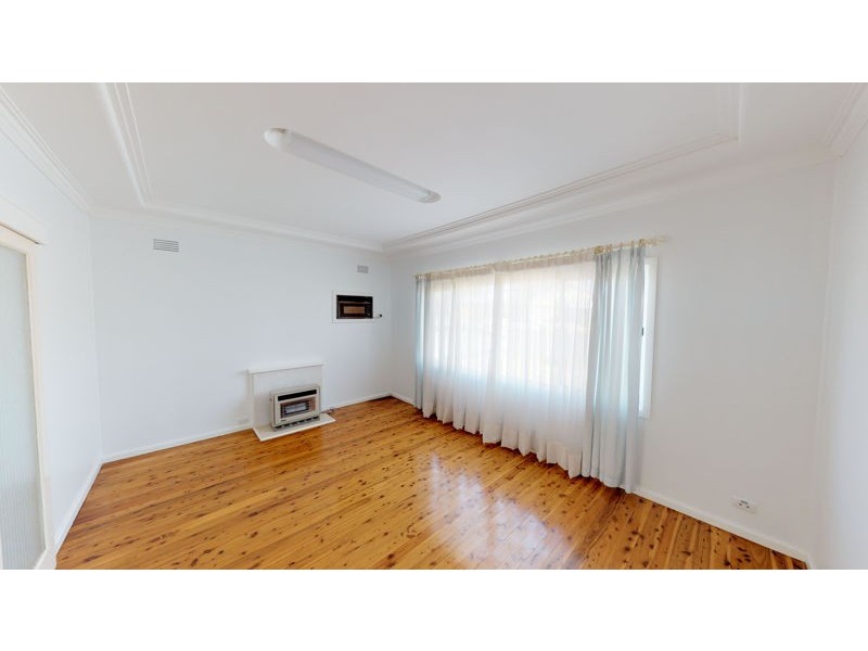 8 Florence Street, Junee NSW 2663