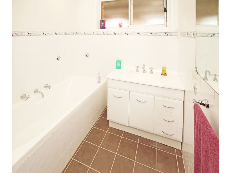 9 James St, Junee NSW 2663