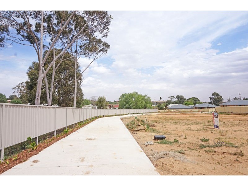 TOWNHOUSE 8 Waratah Drive, Junee NSW 2663