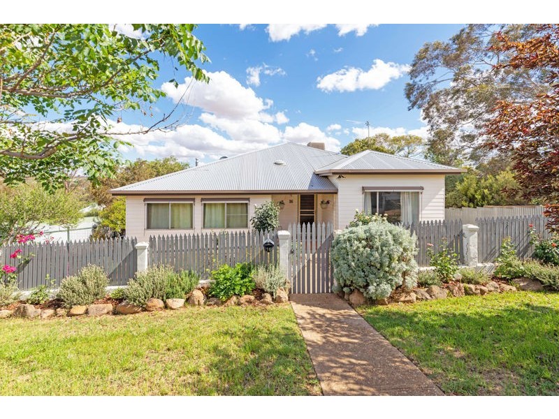 16 Knight Street, Junee NSW 2663