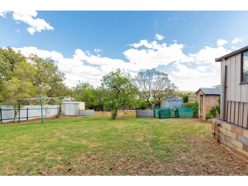 16 Knight Street, Junee NSW 2663