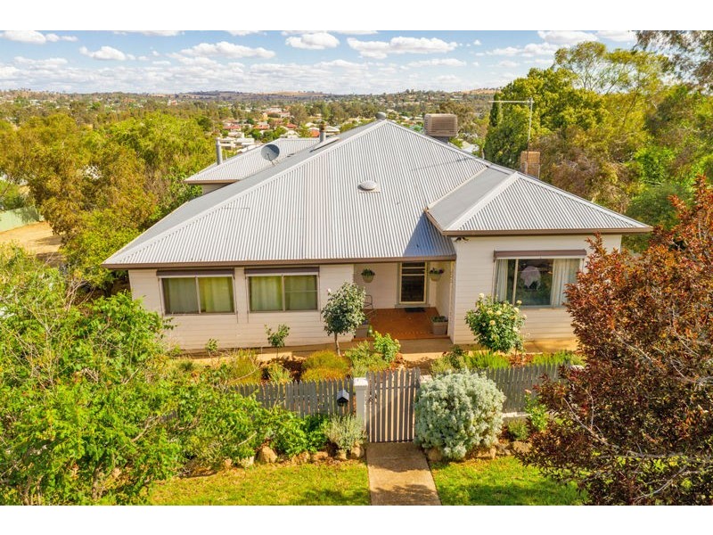 16 Knight Street, Junee NSW 2663