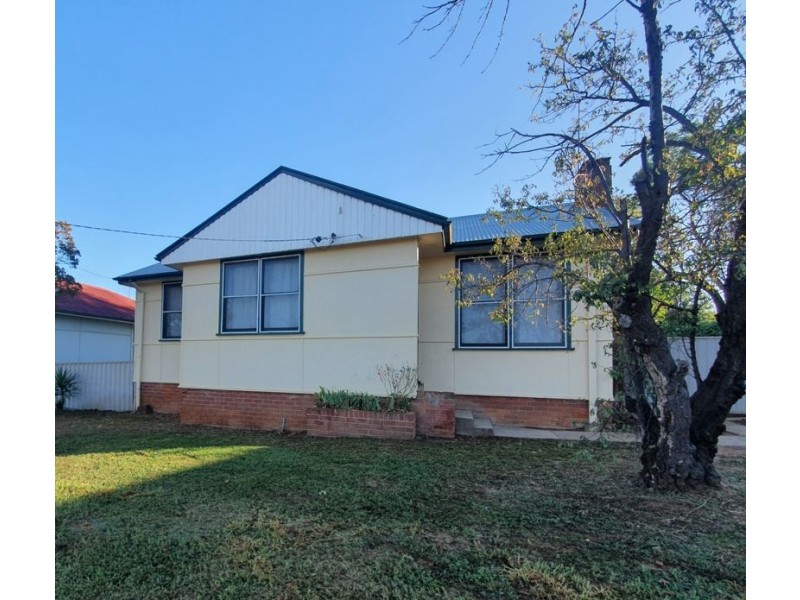 8 Cedric Street, Junee NSW 2663