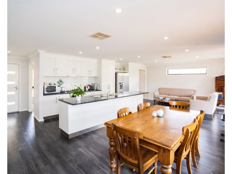 41 John Potts Dr, Junee NSW 2663