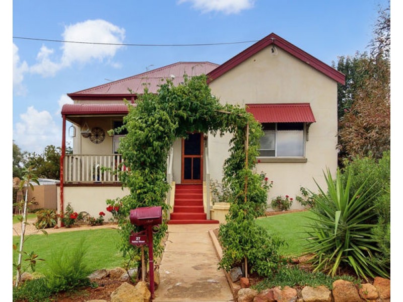 27 Dalley Street, Junee NSW 2663