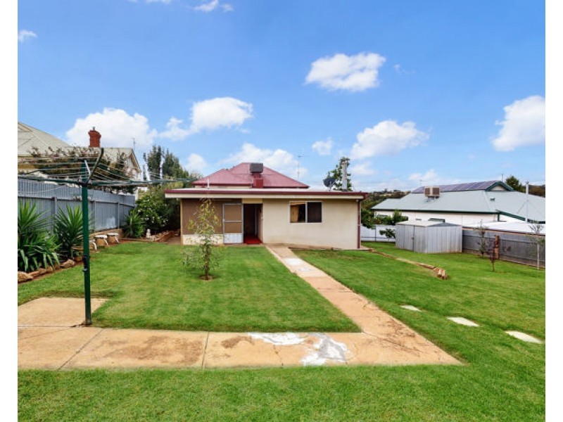 27 Dalley Street, Junee NSW 2663