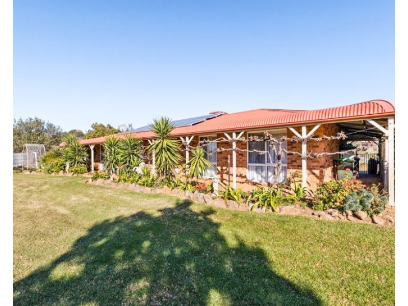 6 De Salis Dr, Junee NSW 2663