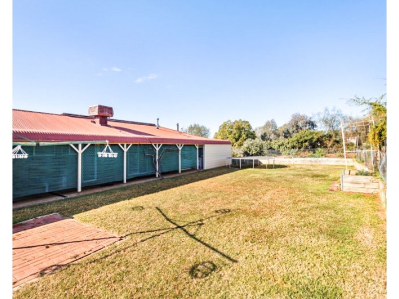 6 De Salis Dr, Junee NSW 2663