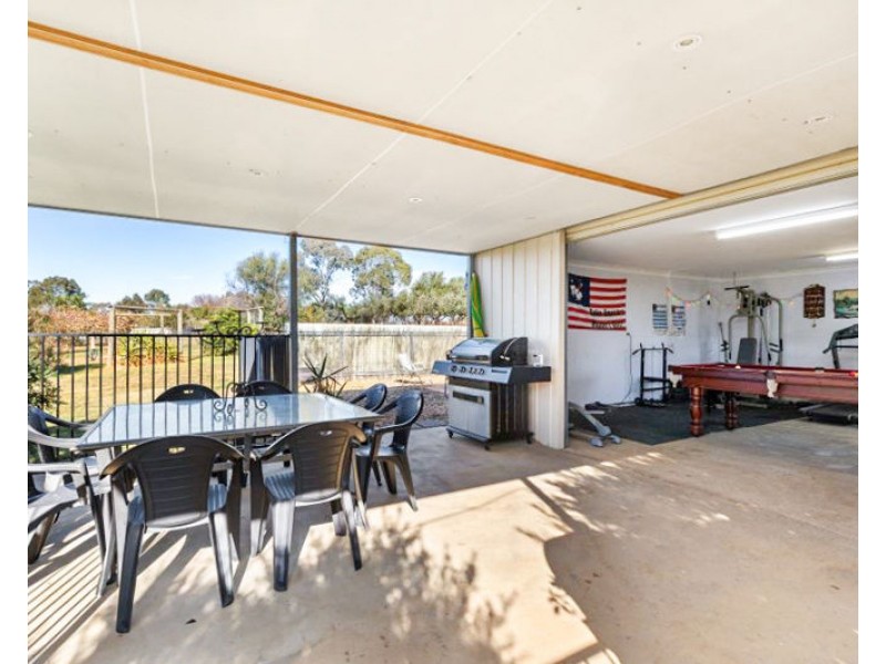 6 De Salis Dr, Junee NSW 2663