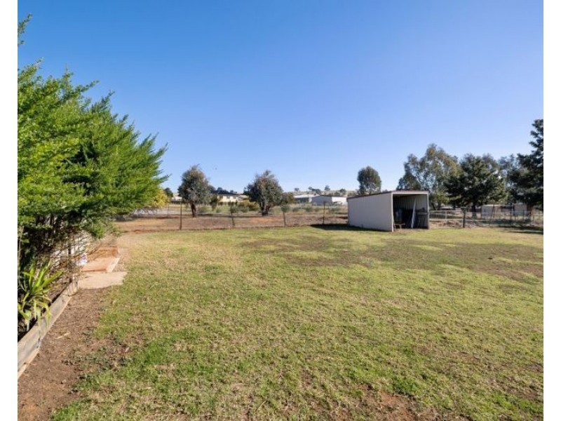 6 De Salis Dr, Junee NSW 2663