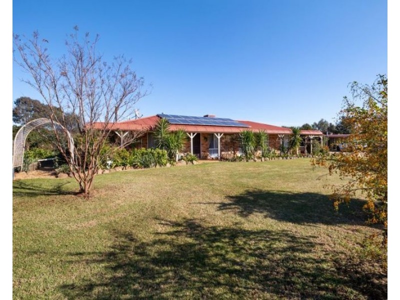 6 De Salis Dr, Junee NSW 2663