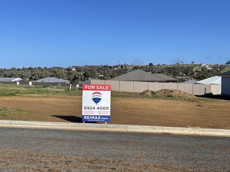 18 Hayes Cres, Junee NSW 2663